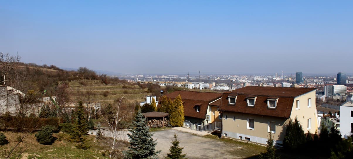 Pohľad z Koliby na Bratislavu, v popredí areál servisu